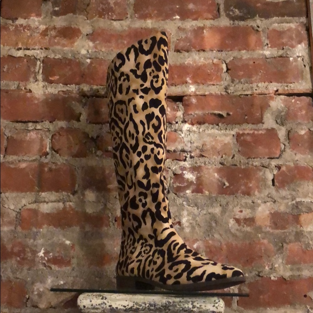 Micro leopard print boot